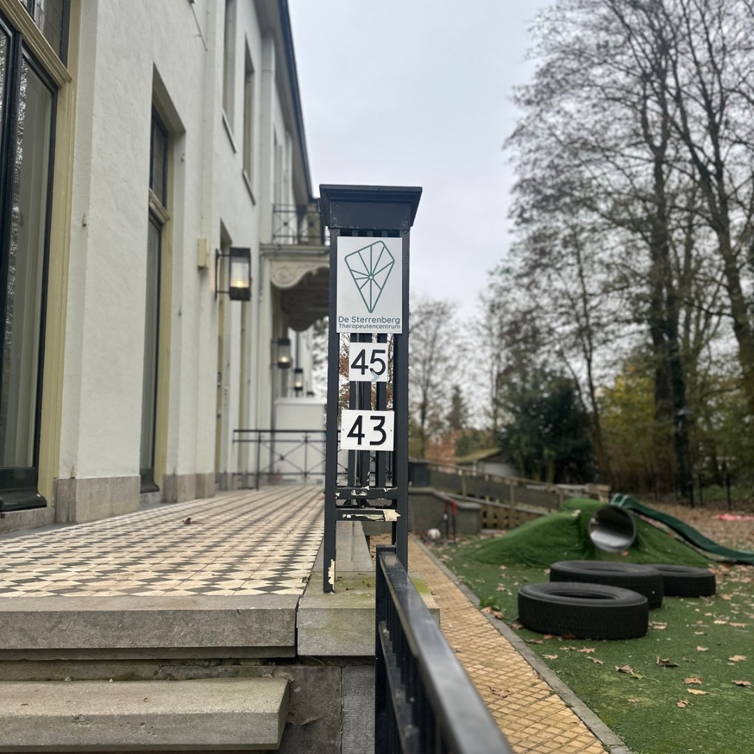 De ingang van De Sterrenberg, Tooropstraat 43
